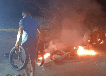 Bloqueada la vía Barrancas – Fonseca por protestas ante constantes apagones en La Guajira
