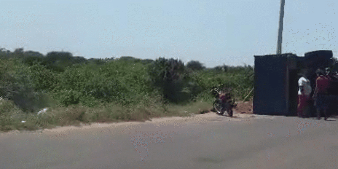 Camión de carga pesada se volcó en la vía entre Riohacha y Cuestecitas