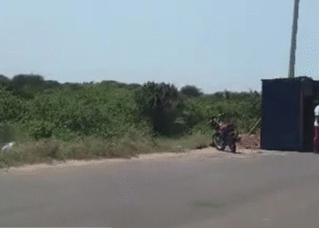 Camión de carga pesada se volcó en la vía entre Riohacha y Cuestecitas
