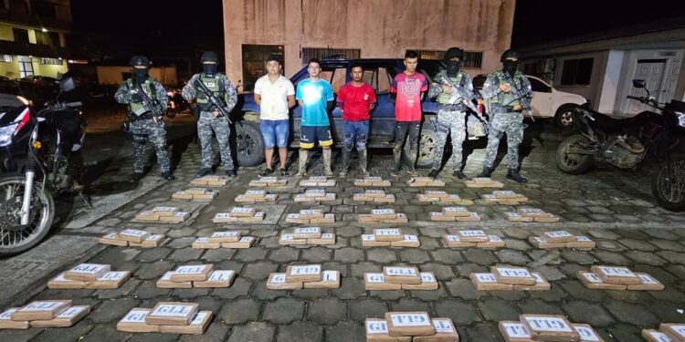 Operativo en frontera entre Ecuador y Colombia deja cuatro capturados y cargamento de droga incautado