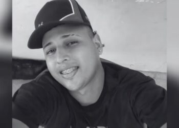 Familiares y amigos reciben el cuerpo del joven DJ asesinado en Riohacha