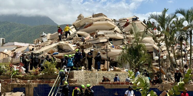 Rescatistas colombianos mantienen intensa búsqueda de sobrevivientes en La Guaira, Venezuela