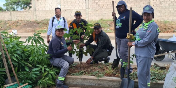 Policía conmemoró el Día Mundial del Medio Ambiente con jornadas educativas y siembra de árboles en Riohacha