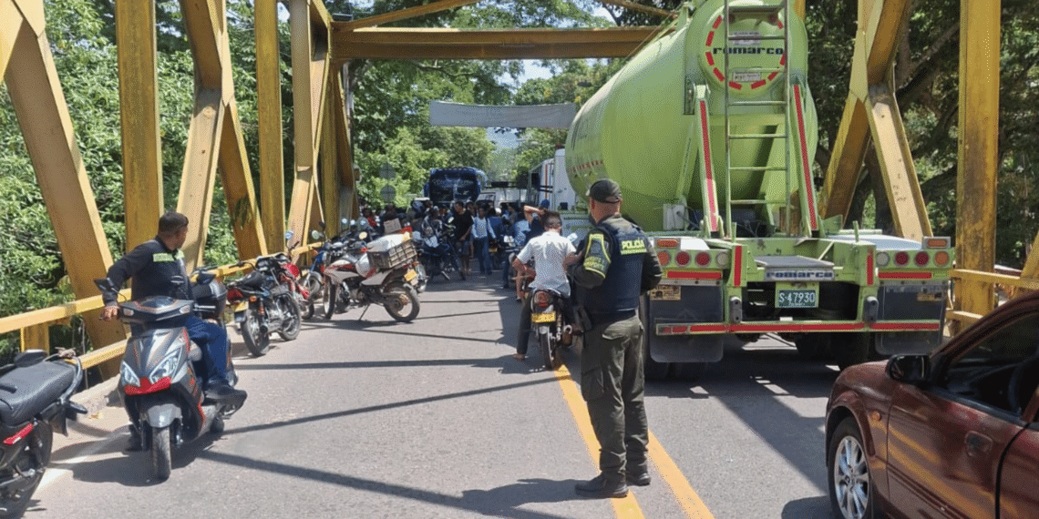 Bloquean la Troncal del Caribe en Mingueo por prolongado corte de energía