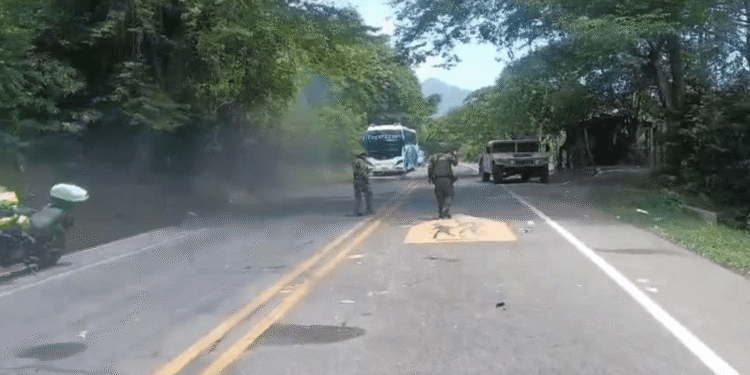 Restablecen el paso en la vía entre Palomino y Riohacha tras varias horas de bloqueo