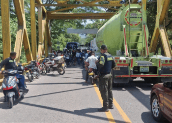 Bloquean la Troncal del Caribe en Mingueo por prolongado corte de energía