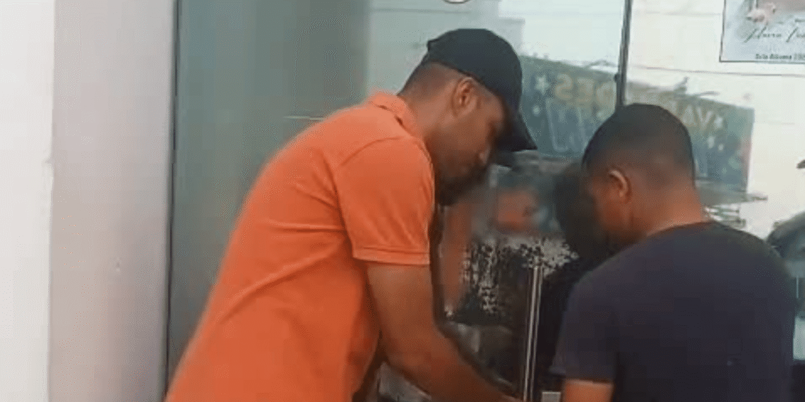 Comunidades de Albania protestan en la Alcaldía por falta de agua potable