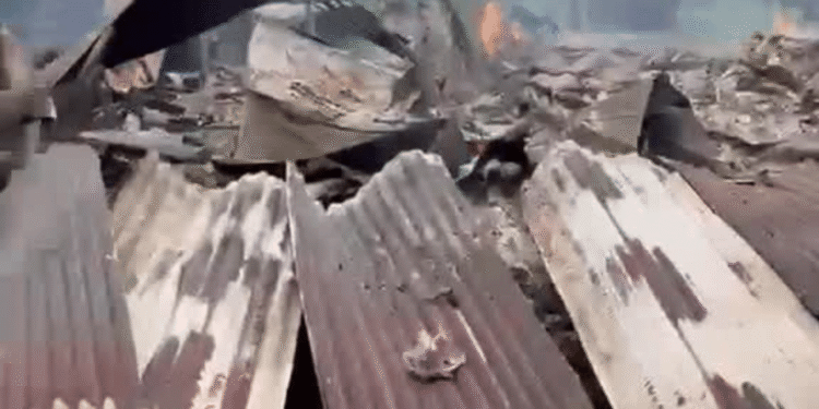 Incendian dos viviendas y secuestran a cuatro personas en zona rural de Antioquia