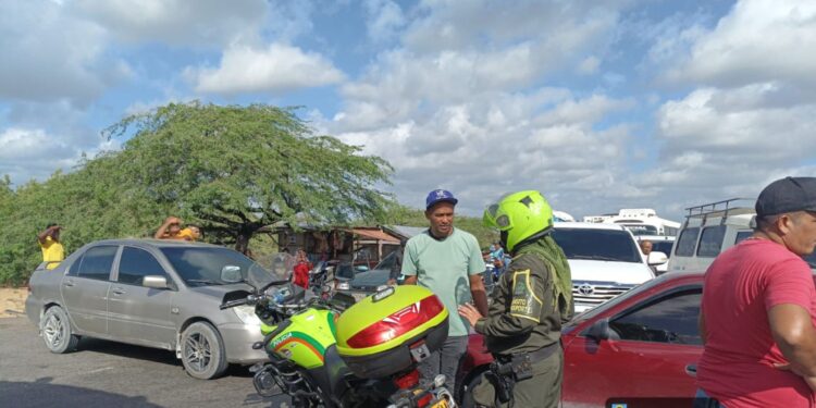 Transportadores bloquean la vía Riohacha-Maicao por inseguridad y deterioro vial