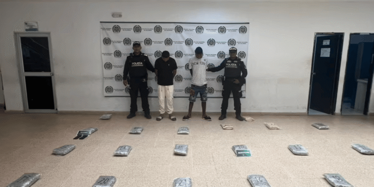 Capturan a dos hombres con más de 22 kilos de marihuana ocultos en un taxi en Santo Tomás