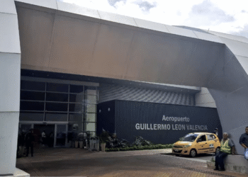 Cierran temporalmente aeropuerto de Popayán por riesgo de ceniza del volcán Puracé
