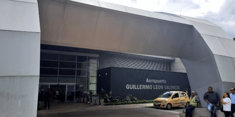 Cierran temporalmente aeropuerto de Popayán por riesgo de ceniza del volcán Puracé