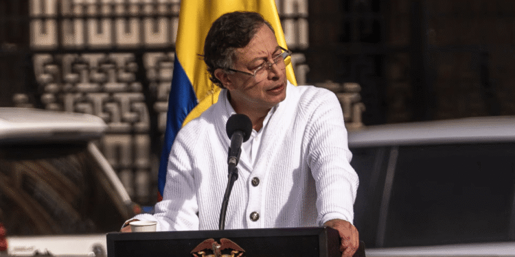 Petro genera controversia al celebrar anticipadamente resultado electoral en Perú