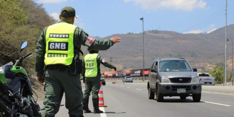 Venezuela restringe acceso a La Guaira para agilizar labores de rescate