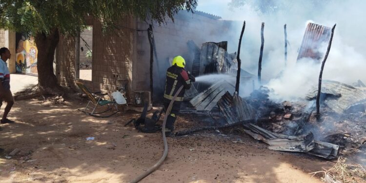 Incendio destruye una vivienda en la comuna 10 de Riohacha