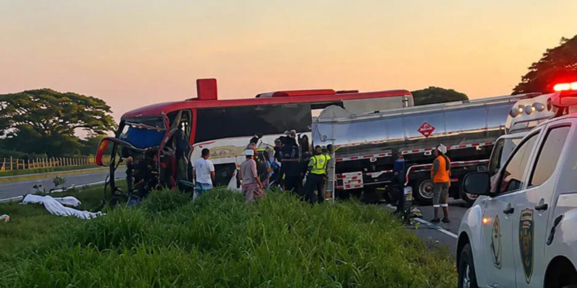 Tres muertos y cinco heridos deja fuerte choque entre un bus intermunicipal y un camión cisterna en vías del Magdalena