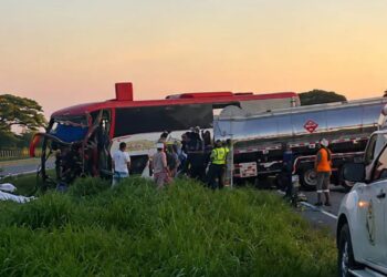 Tres muertos y cinco heridos deja fuerte choque entre un bus intermunicipal y un camión cisterna en vías del Magdalena