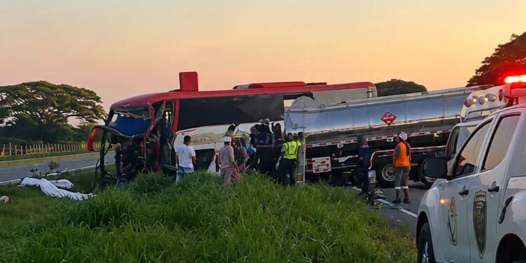 Tres muertos y cinco heridos deja fuerte choque entre un bus intermunicipal y un camión cisterna en vías del Magdalena