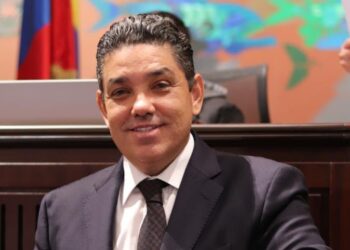 Aparatoso choque entre tres vehículos deja lesionados y daños materiales en Cuestecita