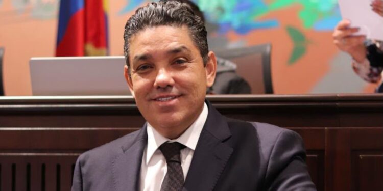 Aparatoso choque entre tres vehículos deja lesionados y daños materiales en Cuestecita