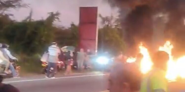 Comunidad bloquea la Cordialidad en Baranoa por fallas en el servicio de agua