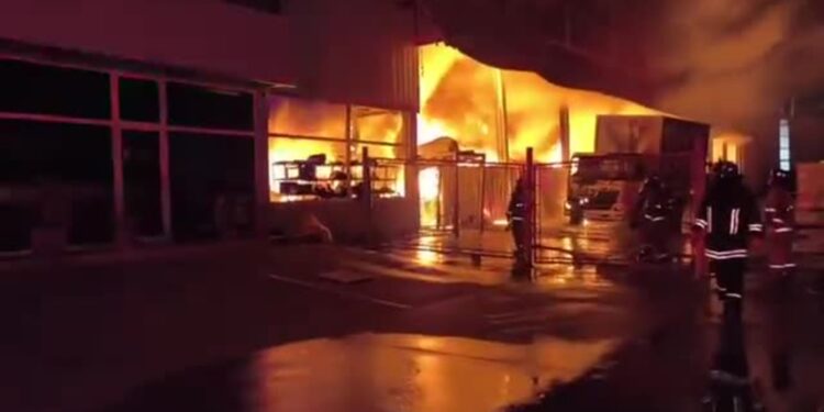 Incendio consumió por completo fábrica de colchones en la zona industrial de Galapa