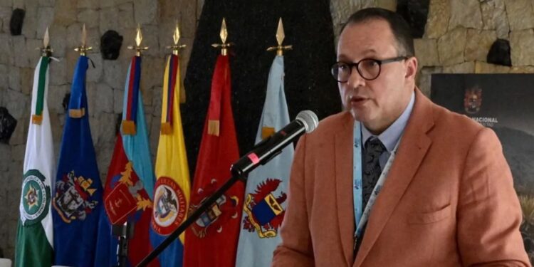 Fiscalía judicializa a exviceministro de Defensa por presuntas irregularidades en contrato de USD 32 millones