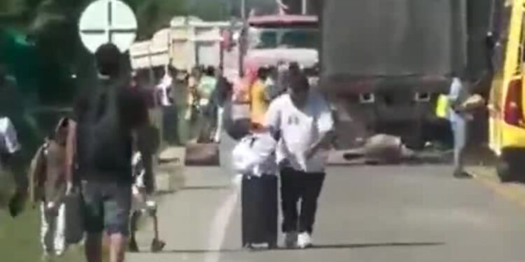 Comunidad bloquea la vía en Luruaco tras operativo contra actividades mineras