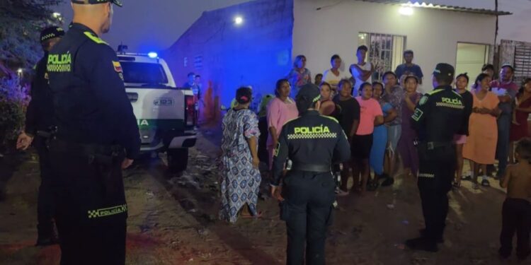 Policía y sector privado entregan ayudas alimentarias a familias vulnerables en Maicao