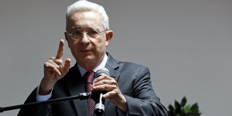 Fiscalía aplaza indagatoria de Álvaro Uribe por masacres de La Granja y El Aro