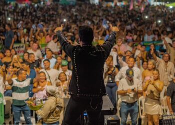 Elder Dayán conquistó al público de El Carmen de Bolívar con un concierto bajo la lluvia