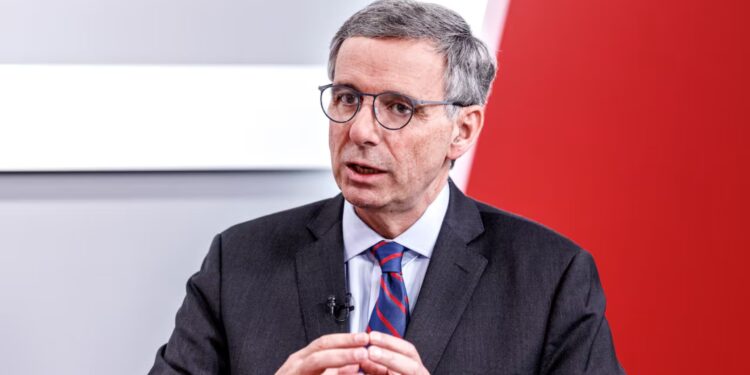 Nuevo MinHacienda anuncia reforma tributaria para septiembre y critica proyecto del actual Gobierno