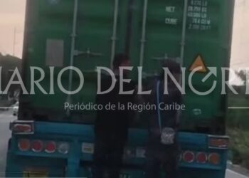 Transportadores alertan por peligrosa práctica de menores al abordar mulas en movimiento en Riohacha