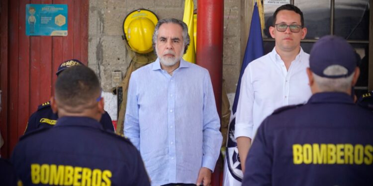 Gobierno fortalece a los bomberos del Caribe con entrega de 867 equipos y herramientas