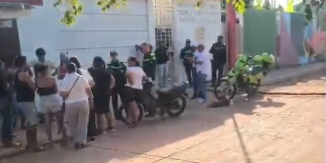Padres de familia realizan protesta en colegio de La Jagua del Pilar por presuntos casos de acoso laboral