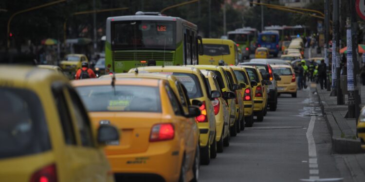 Taxistas proponen agenda para modernizar el servicio en Colombia