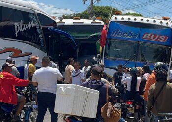 Triple choque entre buses deja varios lesionados en Riohacha