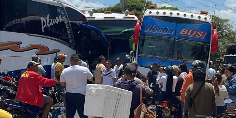 Triple choque entre buses deja varios lesionados en Riohacha
