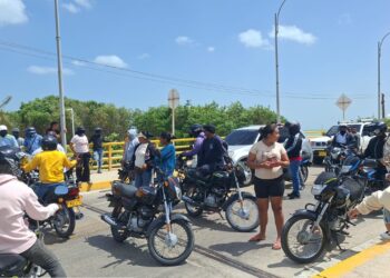 Habitantes de Villa Fátima bloquean el puente El Riito por fallas en el servicio de energía