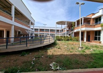 En la Institución Educativa Técnica Remedios Solano se estudia entre el calor, la oscuridad y la espera