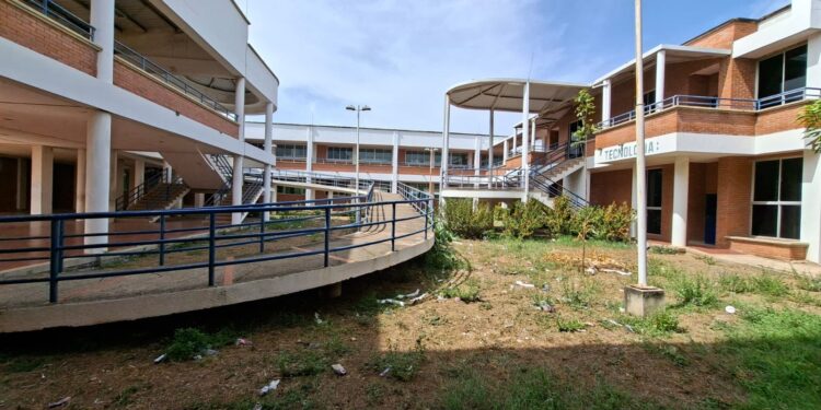 En la Institución Educativa Técnica Remedios Solano se estudia entre el calor, la oscuridad y la espera