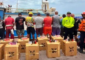 Incautan 1,25 millones de cajetillas de cigarrillos de contrabando y capturan a nueve personas en aguas de La Guajira