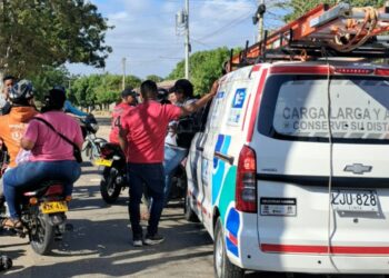 Habitantes del barrio Dividivi protestan por falta de energía y retienen vehículo de Air-e