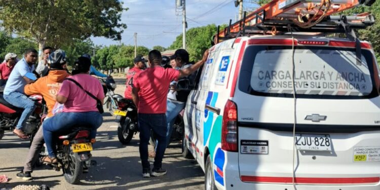 Habitantes del barrio Dividivi protestan por falta de energía y retienen vehículo de Air-e