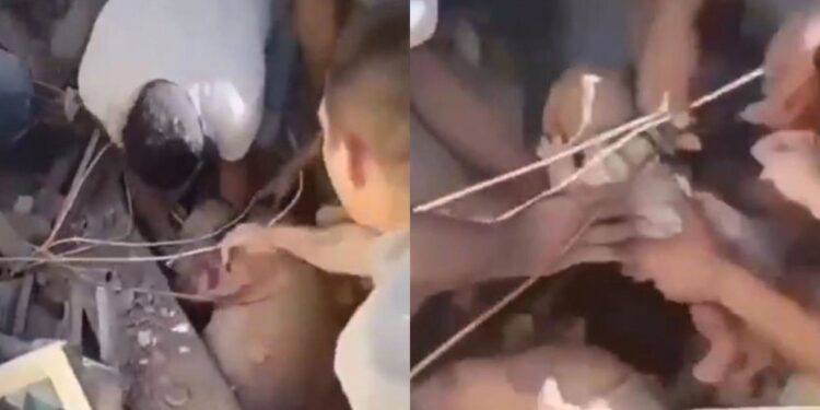 Rescatan con vida a una mujer y su bebé atrapados tras colapso de edificio en Cali