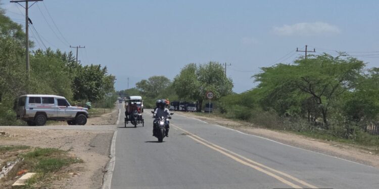 Levantan bloqueo en la vía Distracción–Cuestecita tras acuerdos por transporte escolar