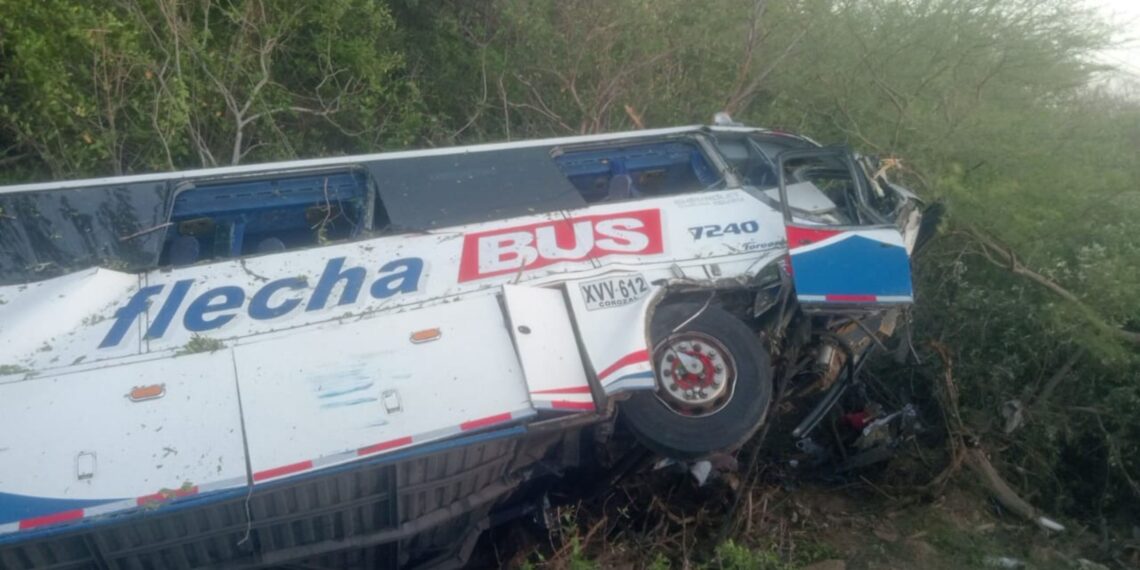Autoridades confirman fallecimiento de dos personas tras accidente de bus en la vía Riohacha-Santa Marta