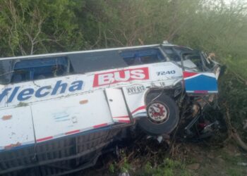 Autoridades confirman fallecimiento de dos personas tras accidente de bus en la vía Riohacha-Santa Marta