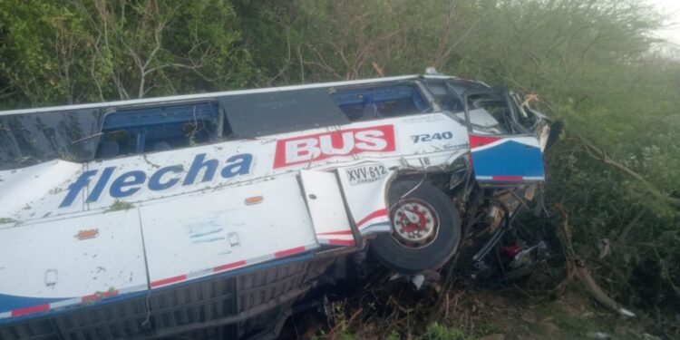Autoridades confirman fallecimiento de dos personas tras accidente de bus en la vía Riohacha-Santa Marta