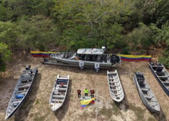 Recuperan cinco embarcaciones hurtadas y decomisan armas durante operativo de la Armada en el Magdalena